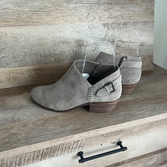 Vince Camuto suede booty size 9.5 W - Picture 3 of 6